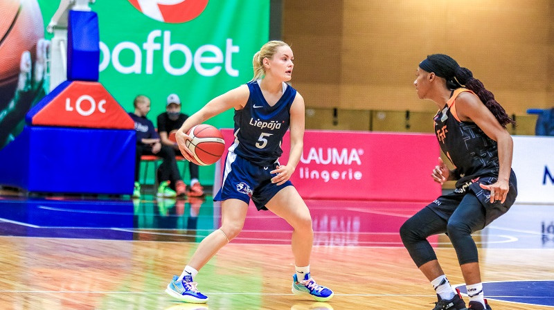 Maija Gertsone un Džesmina Tomasa 2021. gada 2. oktobrī Liepājā. Foto: Ģirts Gertsons