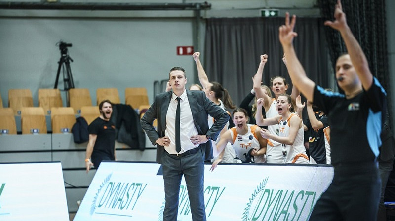 Mārtiņš Gulbis un TTT basketbolistes. Foto: EuroLeague Women