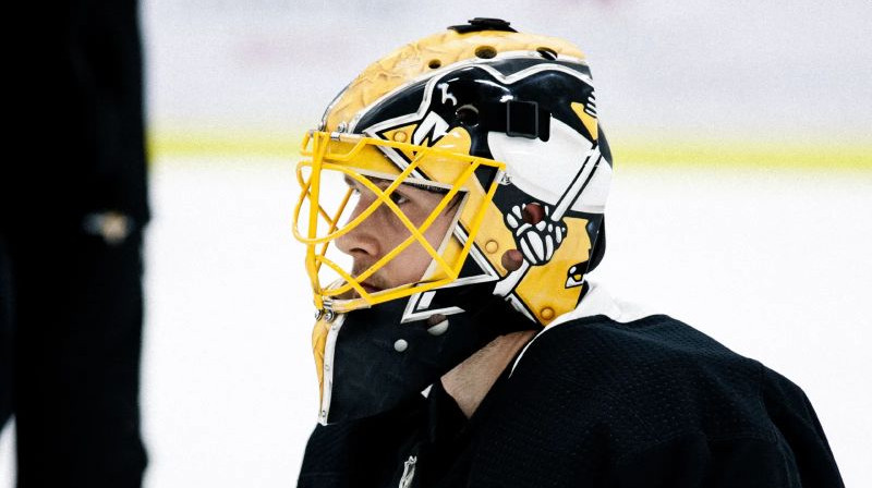 Keisijs Desmits savā vecajā ķiverē. Foto: Pittsburgh Penguins