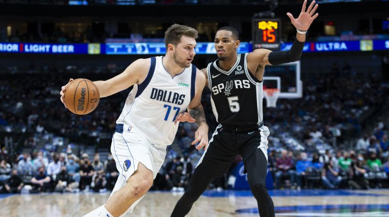 Luka Dončičs un Dežonte Marejs. Foto: AP/Scanpix