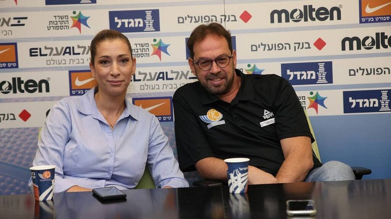 Šārons Drukers un Oranita Švarca preses konferencē 2021. gada 11. oktobrī. Foto: ynet.co.il