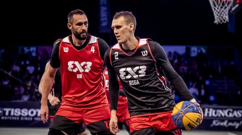 Nauris Miezis un Dejans Majstorovičs. Foto: FIBA