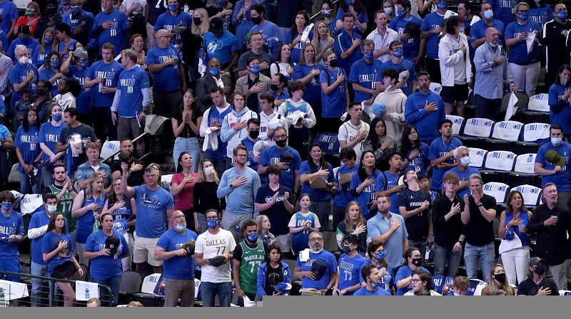 Dalasas "Mavericks" fani NBA "play-off" spēlē pret Losandželosas "Clippers" 2021. gada 30. maijā. Foto: AP/Scanpix