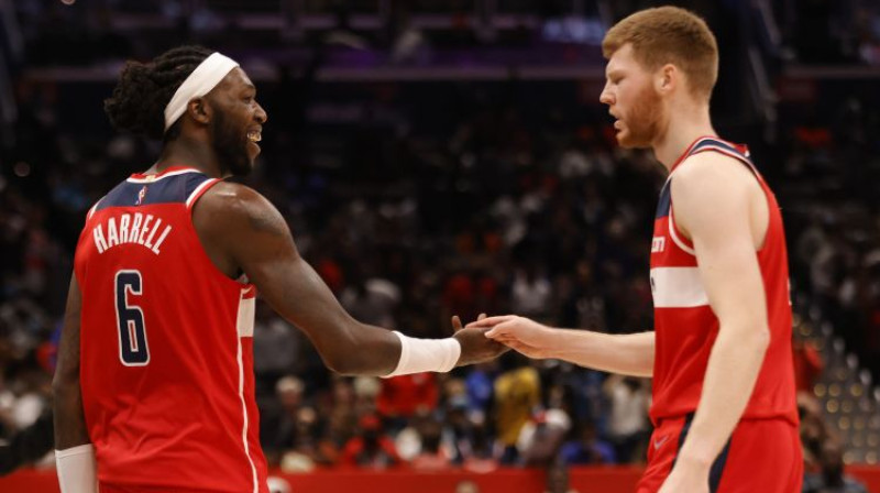 Montrezls Harels un Dāvis Bertāns. Foto: USA TODAY Sports/Scanpix