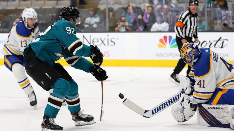 Rūdolfs Balcers (pa kreisi) pret "Sabres" vārtsargu. Foto: AFP/Scanpix