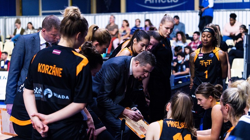 Mārtiņš Gulbis un TTT basketbolistes 2021. gada 2. novembrī. Foto: EuroLeague Women