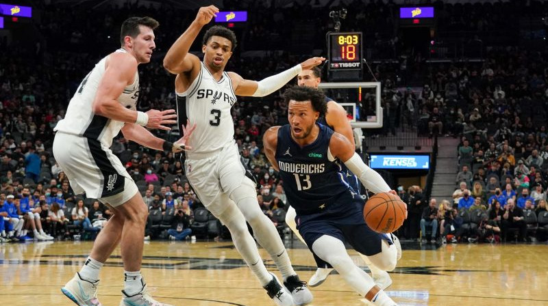 Džeilens Bransons (pa labi) pret "Spurs" spēlētājiem. Foto: USA Sports Today/Scanpix
