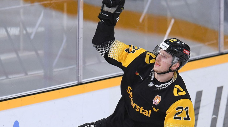 Čerepovecas "Severstal" uzbrucējs Vladislavs Kodola svin vārtu guvumu. Foto: severstalclub.ru