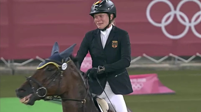 Sirdi plosoša epizode Tokijas olimpiskajās spēlēs - Annika Šleu (Vācija) raudāja, jo ielozētais zirgs atteicās lēkt. Foto: Eurosport