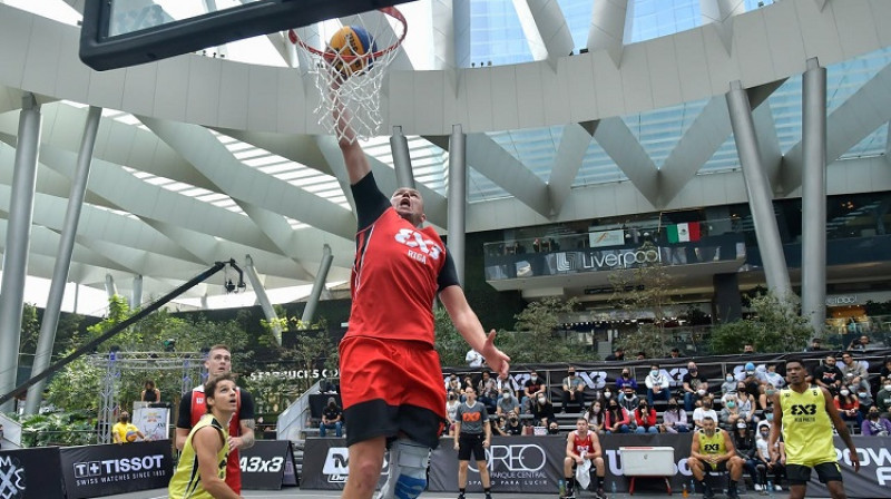 Edgars Krūmiņš vakar atzīmējās ar triecienu grozā no augšas. Foto: FIBA