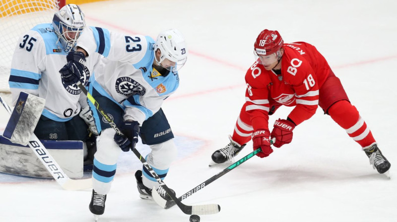 Cīņa par ripu Novosibirskas "Sibir" vārtu priekšā. Foto: Stanislav Krasilnikov/TASS/Scanpix