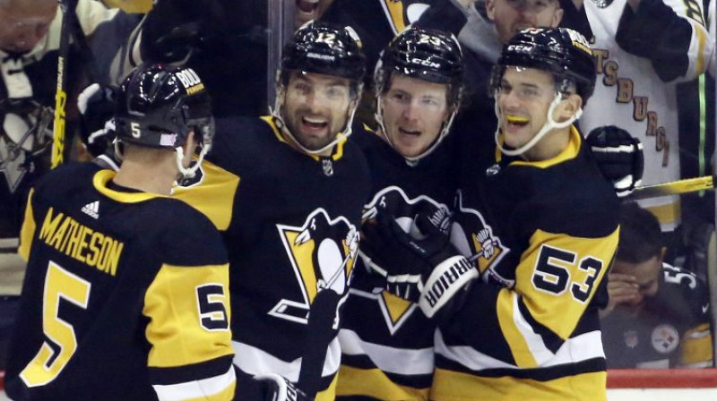 Teodors Bļugers (nr. 53) ar komandas biedriem. Foto: USA Today Sports/Scanpix
