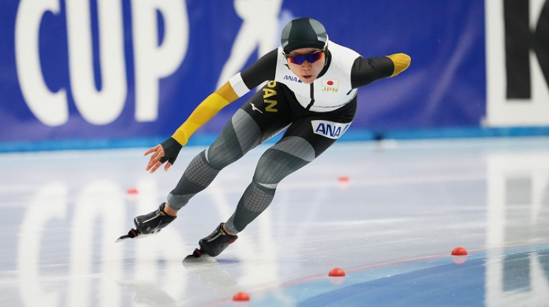 Miho Takagi izcīnīja sudrabu 1000 metros un komandu iedzīšanā