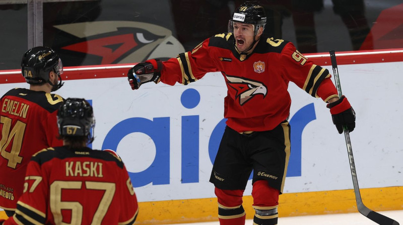 Omskas "Avangard" hokejisti svin vārtu guvumu. Foto: hawk.ru