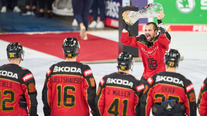 Vācijas izlases kapteinis Marko Novāks ar "Deutschland Cup" trofeju rokās. Foto: imago images/ActionPictures/Scanpix