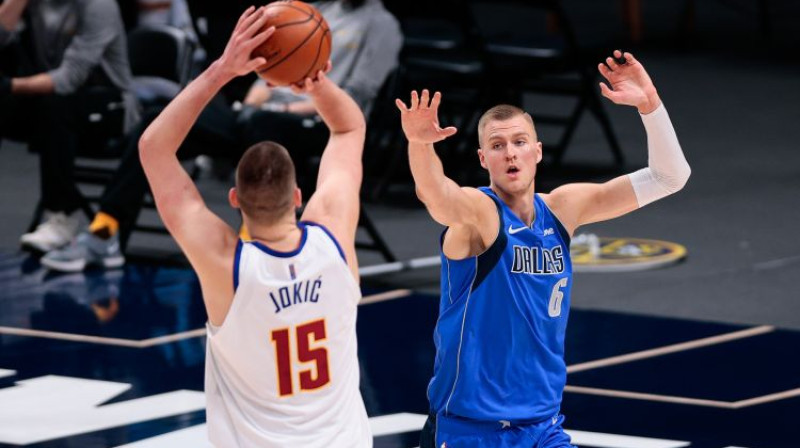 Nikola Jokičs pret Kristapu Porziņģi. Foto: USA TODAY Sports/Scanpix