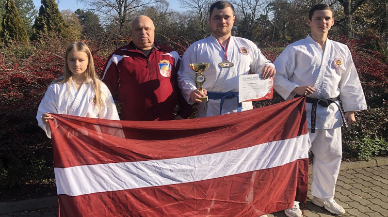 Pasaules čempionāta dalībnieki ar treneri. A.Grosevs (otrais no labās). Foto: no "Shinri" arhīva