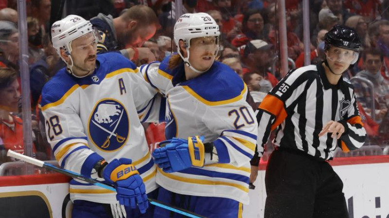 Zemgus Girgensons (pa kreisi). Foto: USA TODAY Sports/Scanpix