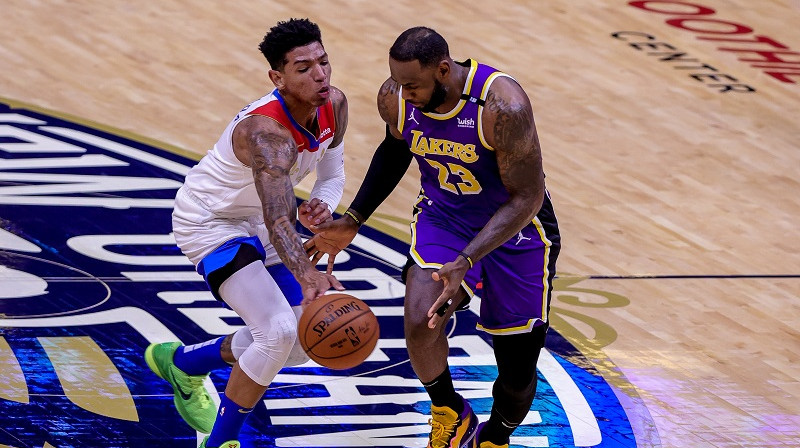 Didi Lusada 2021. gada 16. maijā atņem bumbu Lebronam Džeimsam. Foto: USA Today/Scanpix