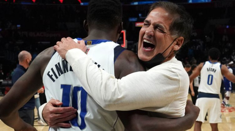 Dalasas "Mavericks" īpašnieks Marks Kjūbans svin uzvaru pār Losandželosas "Clippers". Foto: USA Today Sports/Scanpix