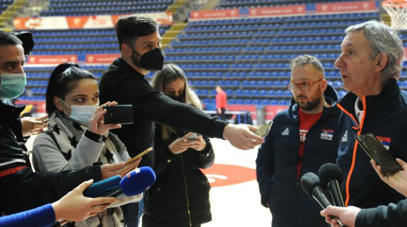 Svetislavs Pešičs žurnālistju ielenkumā. Foto: kss.rs