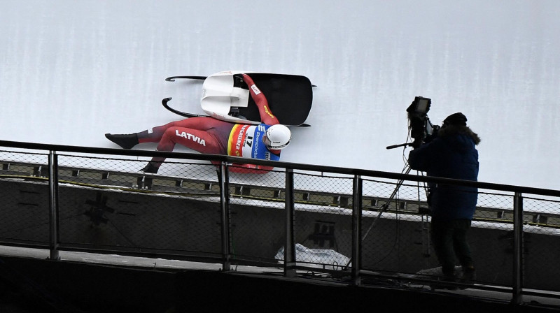 Kristers Aparjods krīt Pekinas trasē. Foto: AFP/Scanpix