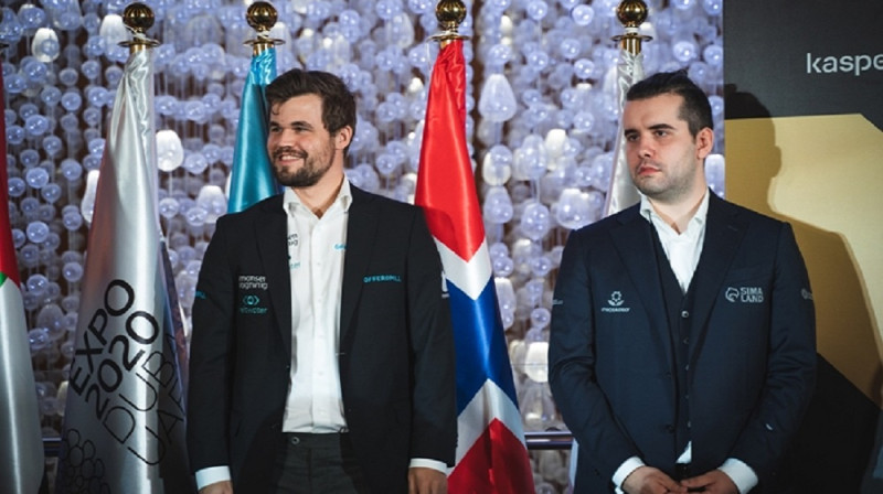 No kreisās: pasaules šaha čempions Magnuss Karlsens un pretendents Jans Ņepomņaščijs. Foto no flickr.com/photos/fide/