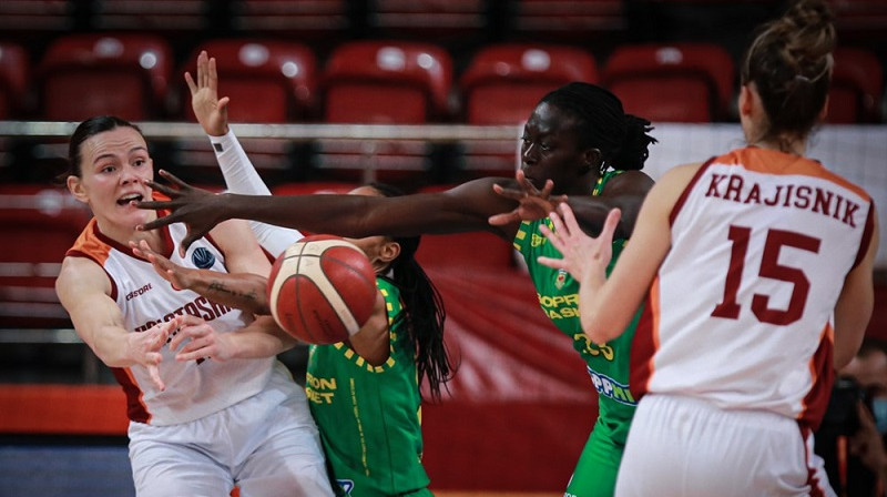 Anete Šteinberga piespēlē bumbu Tīnai Krajišnikai. Foto: EuroLeague Women
