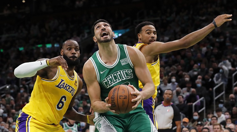 Eness Kanters un Lebrons Džeimss 2021. gada 19. novembrī. Foto: AP/Scanpix