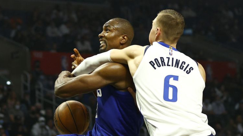 Kristaps Porziņģis pret Seržu Ibaku. Foto: AFP/Scanpix