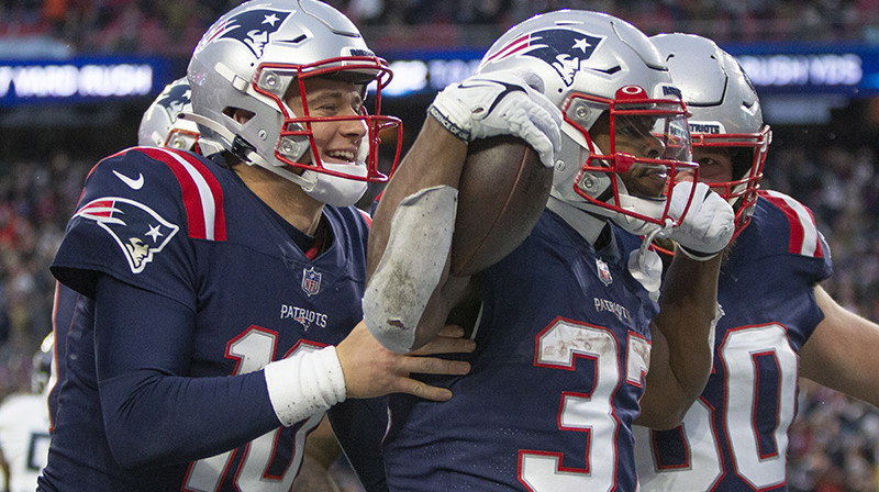 "Patriots" kvoterbeks Maks Džounss (#10) un pussargs Damiens Heriss (#37). Foto: EPA/Scanpix