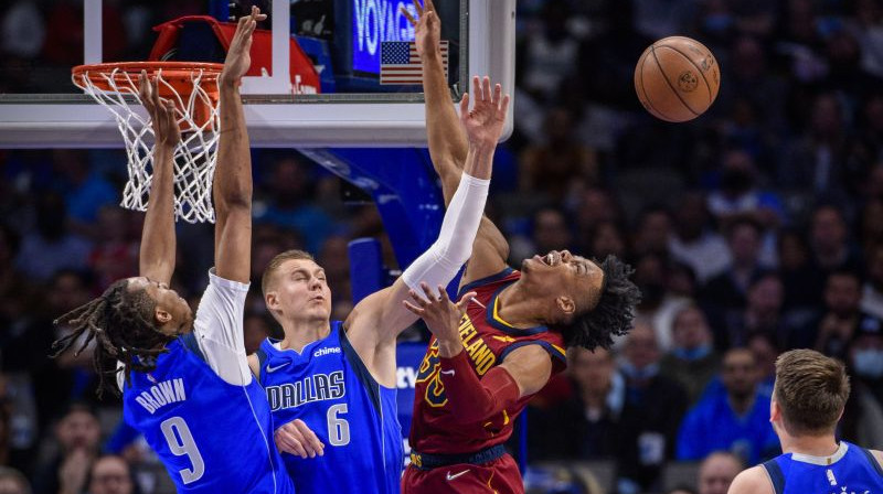 Kristaps Porziņģis un Aizeks Okoro (centrā) Foto: USA Sports Today/Scanpix