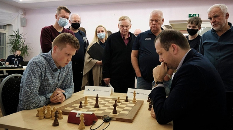 A.Neikšāns (pa labi) aizvada principiālu cīņas galotni ar lietuvieti Pauļusu Pultināviču. Foto: Latvijas Šaha federācija.