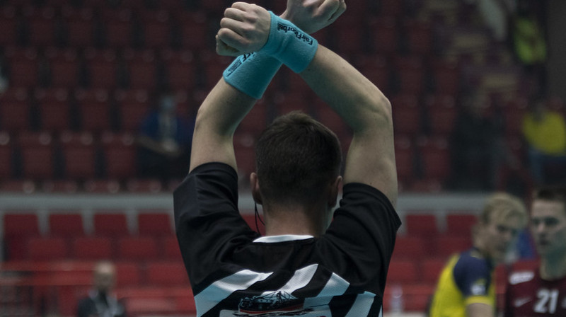 Spēlē pret latviešiem tiesnesis nozīmēja soda metienu
Foto: IFF Floorball