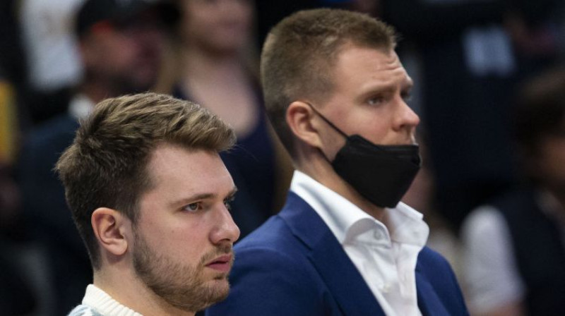 Luka Dončičs un Kristaps Porziņģis. Foto: AP/Scanpix