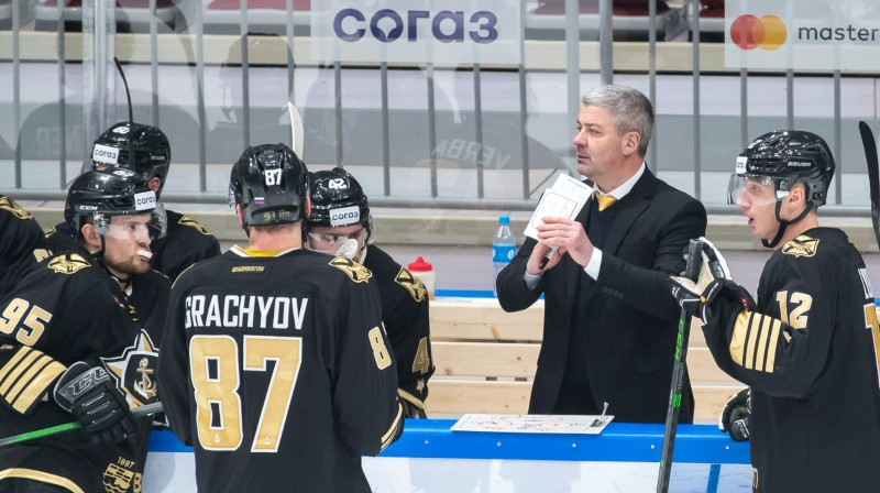 Rihards Bukarts (#95) un Leonīds Tambijevs. Foto: hcadmiral.ru