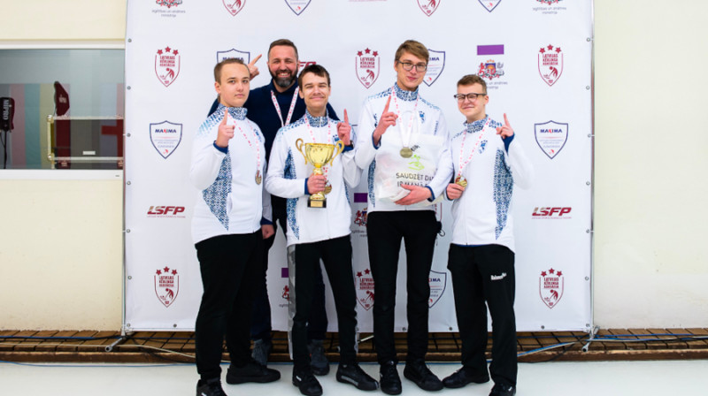 No kreisās: Roberts Ceimers, Rihards Jeske (treneris), Renards Dzalbe, Aleksandrs Baranovskis, Roberts Reinis Buncis
Foto: Ansis Ventiņš