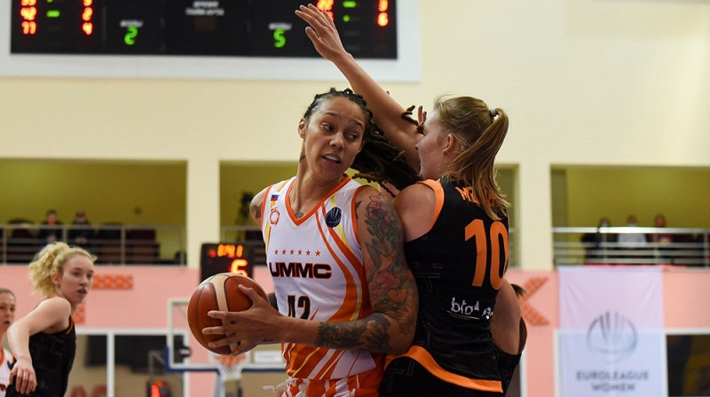 Laura Meldere aizsardzībā pret Britniju Graineri. Foto: EuroLeague Women