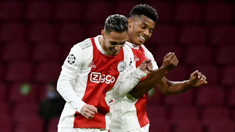 Amsterdamas "Ajax" brazīliešu futbolisti Antonijs un Dāvids Nerešs svin vārtu guvumu. Foto: Reuters/Scanpix