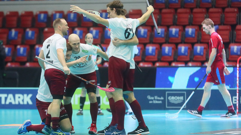 Latvijas izlase svin vārtu guvumu
Foto: IFF Floorball