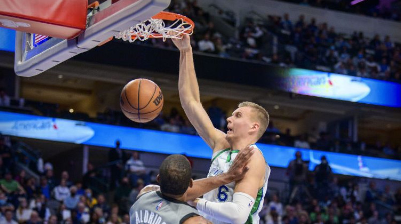 Kristaps Porziņģis triec bumbu grozā pāri Lamarkusam Oldridžam. Foto: USA Today Sports/Scanpix