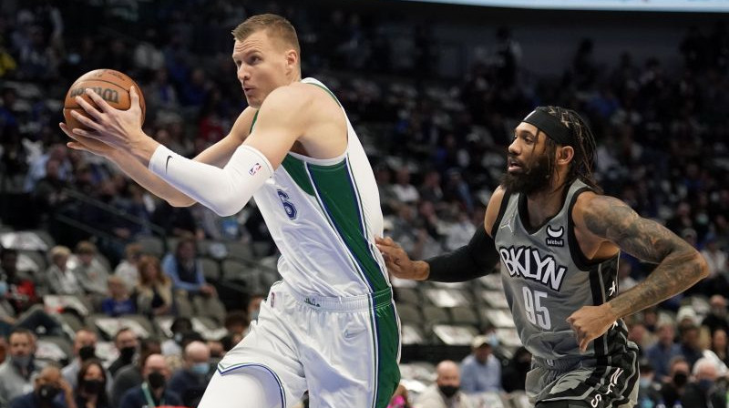 Kristaps Porziņģis un Deandrē Bembrijs Foto: AP/Scanpix