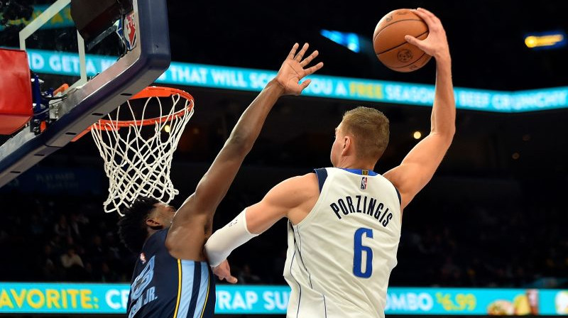 Kristaps Porziņģis triec bumbu grozā no augšās Foto:AFP/Scanpix