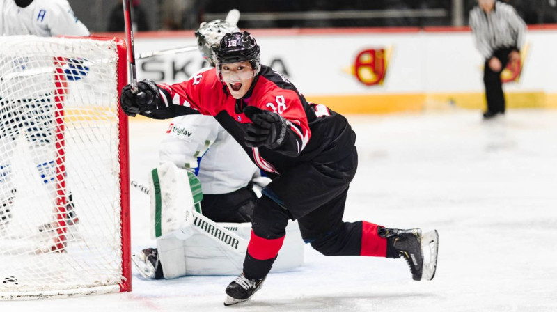 Japānas U20 izlases hokejists Kotaro Cucumi svin vārtu guvumu. Foto: iihf.com