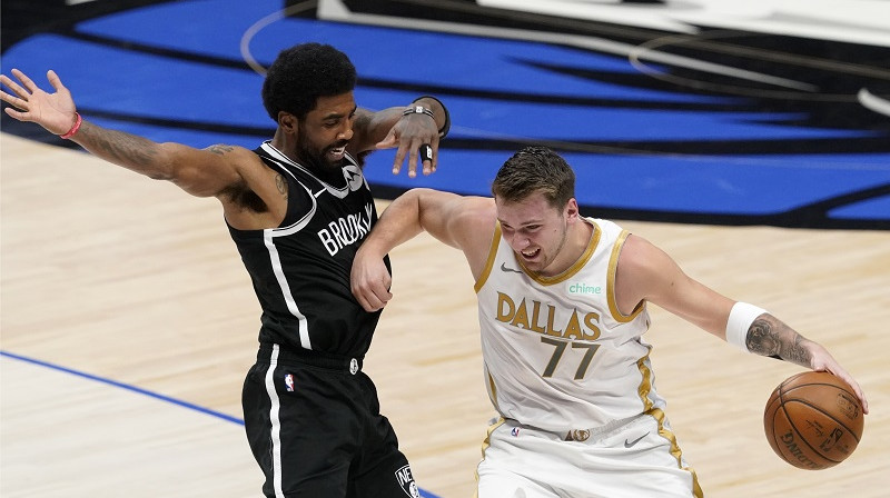 Kairijs Ērvings un Luka Dončičs 2021. gada 6. maijā Dalasā. Foto: AP/Scanpix