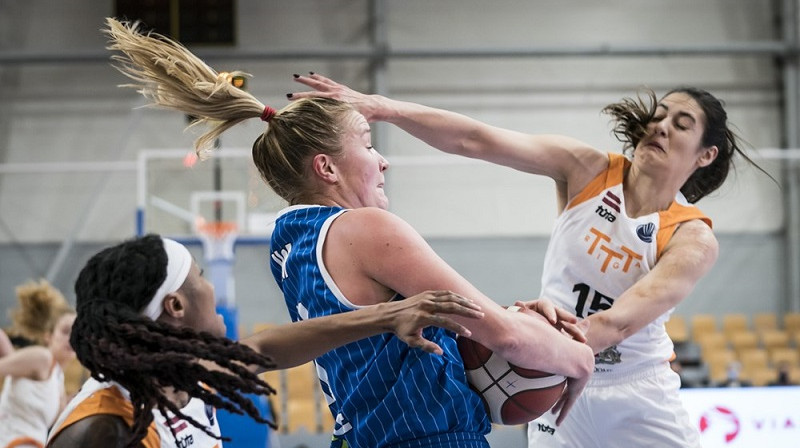Ieva Pulvere cīņā pret "Avenida". Foto: EuroLeague Women