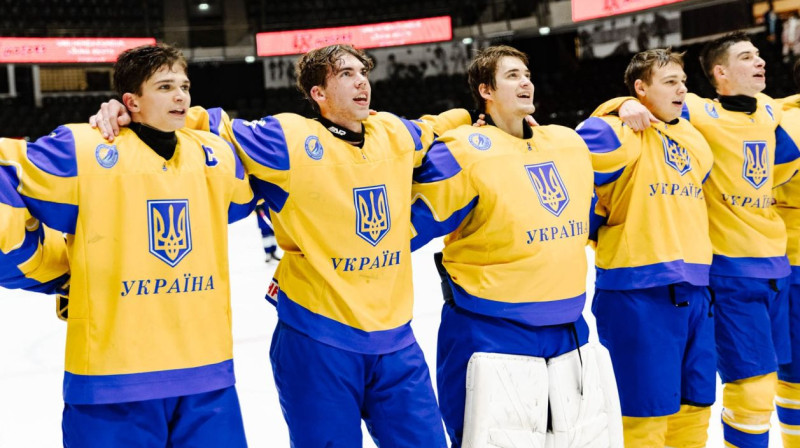 Ukrainas U20 izlases hokejisti pēc uzvaras pār Franciju. Foto: iihf.com