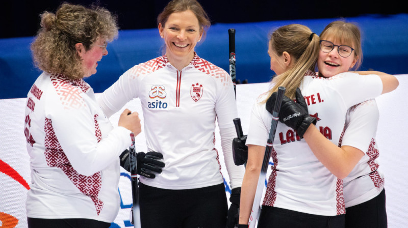 No kreisās: Santa Blumberga-Bērziņa (skips), Ieva Krusta, Ieva Rudzīte, Evelīna Barone
Foto: WCF/Céline Stucki