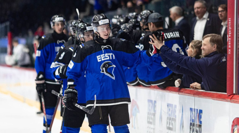 Igaunijas U20 izlases hokejisti svin vārtu guvumu. Foto: Eesti Hoki