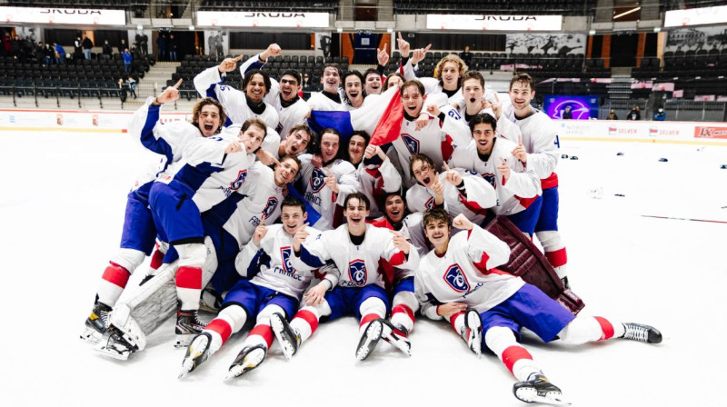 Francijas U20 izlases hokejisti līksmo par pirmās vietas izcīnīšanu PČ 1B divīzijas turnīrā Tallinā. Foto: Catherine Kõrtsmik
